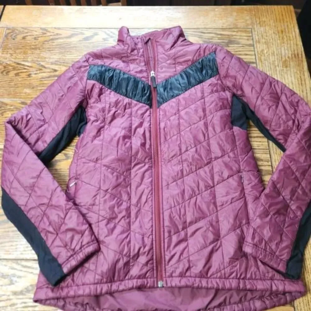 Patagonia Women's Scamper Jacket in maroon/black